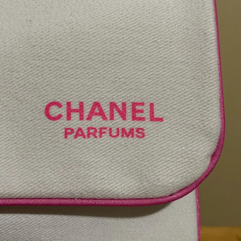 Chanel - Picture 9 of 12